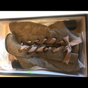 Leila stone lace up boots size 8
